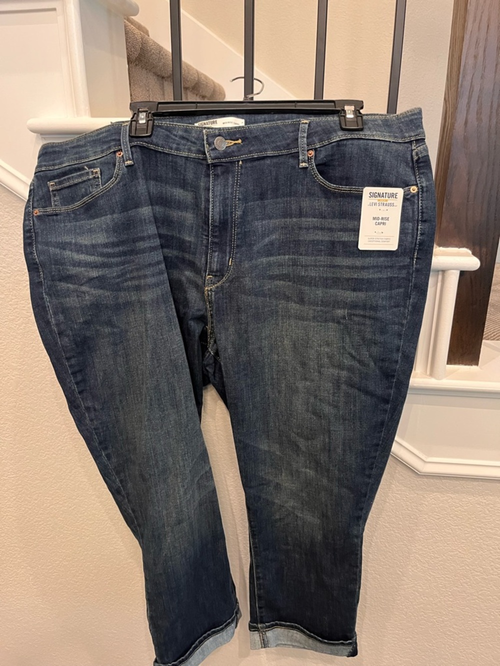 Signature by Levi Strauss Dark Blue Mid-Rise 20w Capri Jeans. Plus sized 20w